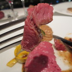 オーグードゥジュール ヌーヴェルエール - シャロレ牛はカツオのブイヨンにつけながら火入れしたそうです。