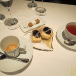 オーグードゥジュール ヌーヴェルエール - ドリンクと小菓子。紅茶は妻はとても気に入ったようです。