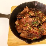 カボジャ - 料理写真:骨付きカルビを甘辛いタレで焼いて、スキレットでご提供いたします。熱々をお召し上がりください。