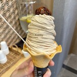 氷菓子屋KOMARU 薬院店 - 和栗のモンブランソフトクリーム650円