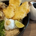 ぶっかけうどん こむぎ さくら製麺所。 - 舞茸かしわ天ぶっかけ（100g増量）