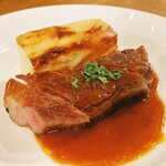 ビストロ カフェ デリ ポキナ369 - 黒毛和牛サーロイン　じゃがいものミルフィーユグラタンこれまた美味しいです。