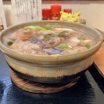 Kadomaru - みそ煮込みうどん　920円(税込)　※横からも