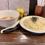 なるとや - つけ麺　780円(税込)  ※横からも