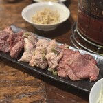 Yokohama Taishuu Yakiniku Motsunikushouten - 右から、タン、アミレバ、ハラミ