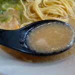 三代目てらっちょ - スープは非乳化の若干背脂が浮く豚骨スープ