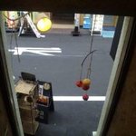 喫茶＆酒処 茶釜 - 入口のほおずき