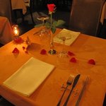 レストラン＆ワインバー ロゼッタ - テーブルには拘りの赤いバラの花びらが毎日散りばめられています