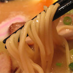 博多 一風堂 - 加水率の高いストレート中太麺。