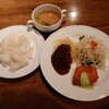雅楽 - 令和5年9月
ランチタイム(11:30〜16:30)
本日のランチ 920円
ミニハンバーグ、サーモンフライ、サラダ、ライス、みそ汁、アイスコーヒー