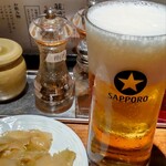 新潟 三宝亭 東京ラボ - サッポロビール生 560円、卓上のザーサイは無料になります