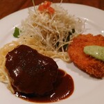 雅楽 - 令和5年9月
ランチタイム(11:30〜16:30)
本日のランチ 920円
ミニハンバーグ、サーモンフライ、サラダ、ライス、みそ汁、アイスコーヒー