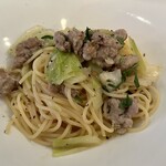 Taverna frico - 今週のランチメニューA スパゲッティ サルシッチャとキャベツのアーリオ・オーリオ¥1250
            ※日替わりサラダ、自家製パン(おかわり自由)、カフェ(エスプレッソ選択)付き