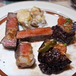 &BEEF shinjuku - 次々とサービスされるお肉