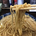 東京環七ラーメン じょっぱり - 中太麺。