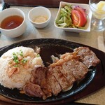 Tamatsukuri Gorufu Kurabu Nejiki Kosu Resutoran - 月替りランチ 牛ステーキとガーリックライス 追加差額660円