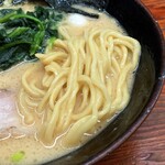川口家 - 気持ち細めの中太麺はコシがありました。