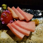 Umai Sakana To Sake Furusato - 熟成本マグロお造り　ニラ佃煮と月見醤油（1,400円）
