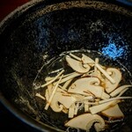 蒼 - 愛媛の藤本漁師さんの手による、神経締めの鱧のコンソメには、香り高い松茸がどっさり。細胞の隅々まで染みわたる。残り香の器を持って帰りたい。