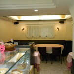 カフェラカム - １Ｆはパティスリ・カフェ。持ち帰りのスイーツor奥でイートイン可。　