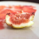 オステリア・トラマンダーレ - いちじく 皮むきとカットが美！