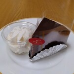 ナッシュカッツェ - ザッハトルテ 生クリーム付（580円）