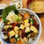 吟遊 - 昼特ばらちらし。具沢山。鮟鱇と卵の味噌汁は香りがよかった。