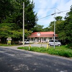 赤い屋根の喫茶店 駅舎 - 外観