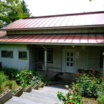 赤い屋根の喫茶店 駅舎 - 外観