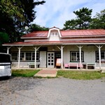 赤い屋根の喫茶店 駅舎 - 外観