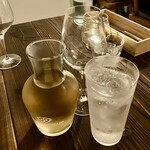 Italian Dining Banyan Tree - ハウスワイン白デキャンタ2,200円、炭酸水220円