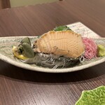 緑水亭 勝浦別館 翠海 - 鮑は1人ひとつ、お刺身とバター焼きにお願いしました。