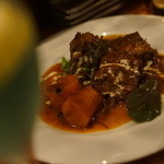 バール エ ターヴォラ カルダ ラ・ジョストラ - 牛肩肉のブラックペッパー赤ワインソース