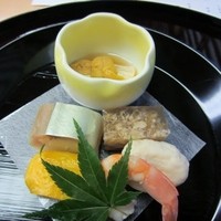 弁慶 - 前菜は鯖ずし、たいらぎの黄身焼、煮凝り、湯葉の雲丹餡かけそして串物はエビと松茸つみれです本当は串物に胡瓜が入ってたんですが事前に私が胡瓜が苦手な事を知っておられたんでエビが妻のより大きくなってました
                  
