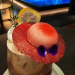 BAR＆LOUNGE MIDO - パリッと薄いチュイルに乗せた杏仁ムースは、まさに麦わら帽子♪トロリとまろやかな杏仁ムースはコクのある杏仁の風味が口中に