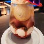 BAR＆LOUNGE MIDO - グラスにはトロッとした桃のコンポートがたっぷり♪桃に合う香ばしいシュトロイゼルに濃厚なフロマージュブラン、ピーチのソルベやレモンのジュレ、ライチやアロエまで！