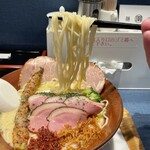 麺巧 潮 - 【麺】味3.8
            麺は中細麺ですね。やや硬めからスタートして、最後は丁度良い柔らかさになるような麺です。スープスパを思い出しますが、スパのようなプリっとする感覚ではなく、ツルッとしなる麺。啜りやすい❗️