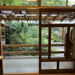 Minamo Kafe - 窓辺の席から見える勾玉苑