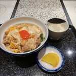 Tori I - 名代親子丼大盛り・特性鶏がらスープ・お漬物