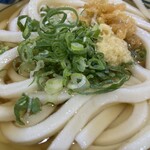 丸亀製麺 - 葱が変わりました。
            以前はもっと断面が太かったです。
            青葱は大好き。
            おいしいのには変わり無しです。