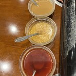 海龍宮 重慶火鍋 - 上から胡麻、葫、辣油