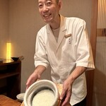 217742480 - ヒノヒカリ米を披露する江藤さん。〆はこの絶品白米をニラ豚炒めで頂きましたー！