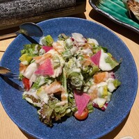 和食 いぶり別邸 新橋店 - アボカドと燻製サーモンのサラダ¥800