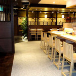霧笛屋 - 店内は広々として、落ち着いた空間です。