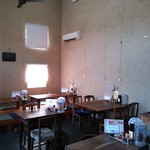 ゐをり - テーブル３卓８席、小上がり３卓12席（H25.10.8撮影）