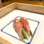 シカゴ - ●スターター（アミューズ）
      源氏和牛の握り寿司