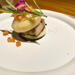 シカゴ - ●前菜3
      フォアグラのポワレ　桃をのせて
      バルサミコソースで