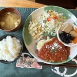 モモ カフェ - MOMOカフェランチＡハンバーグチーズ・トマトソース