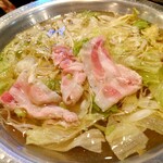 ダイニングレストラン楠 カンフォーラ - しゃぶしゃぶは、野菜を先に入れてから上に豚肉を並べて茹でます