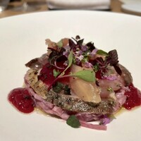 マンサルヴァ - 前菜： 縞鯵・赤玉ねぎ・ビーツ